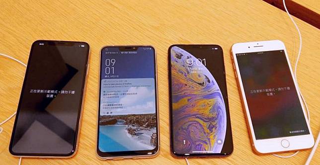 圖左至右分別為：6.5吋的iPhone XS Max、華碩ZenFone 5Z、5.8吋的iPhone XS 與 5.5吋i8 Plus。 (圖記者劉惠琴攝)