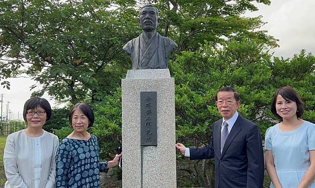 駐日代表謝長廷(右二)、台灣文化中心主任王淑芳(左一)、駐日代表處政務組長林郁慧(右一)與促成銅像返台的佐渡市台灣舞蹈家若林素子(左二)與返台前銅像合影。(駐日台灣文化中心提供)