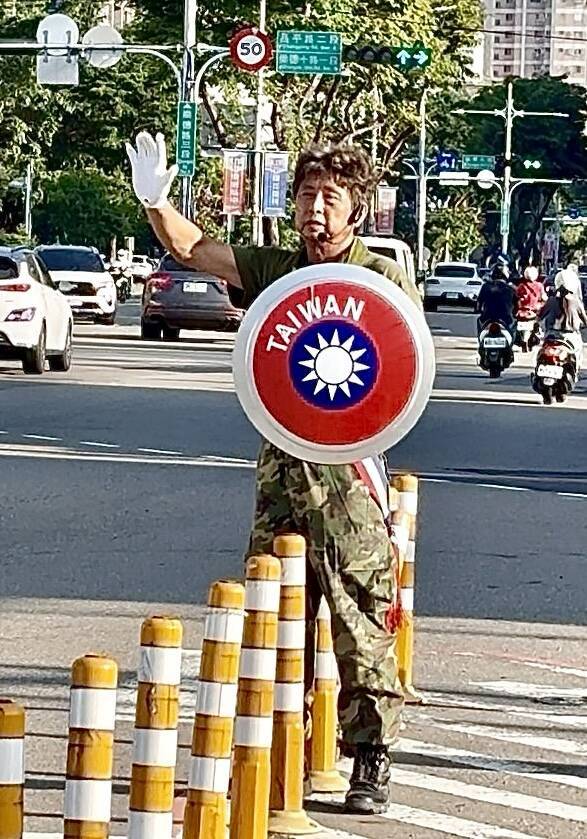 北屯區議員參選人段體佩站路口爭取選民支持。(段體佩提供)
