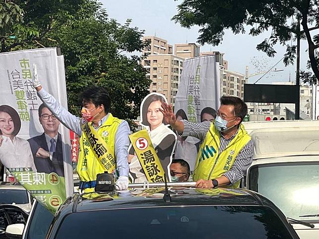 趙天麟(右)陪湯詠瑜的「搶救人形立牌」車掃。   圖：湯詠瑜競總提供
