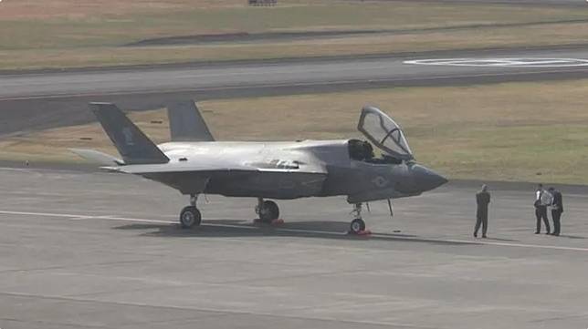 一架美軍F-35戰機緊急降落在高知龍馬機場。（圖／NNN）
