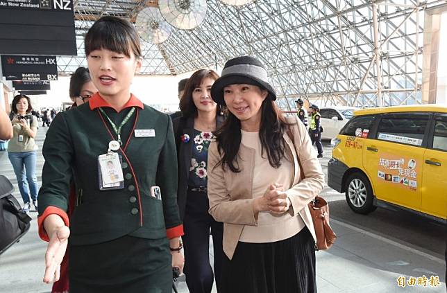 國民黨總統參選人韓國瑜妻子李佳芬15日下午搭著計程車來到桃園機場，搭乘長榮班機出訪日本。(記者劉信德攝)