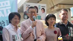 ▲民眾黨創黨主席柯文哲、太太陳佩琪（右二）與黨公職到北市圓山捷運站外發送春聯。（圖／記者呂炯昌攝，2026.02.14）