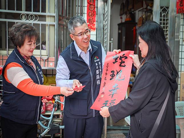 方文山執筆「蛇現幸福」春聯家戶迴響熱烈，中市府說，還有外縣市民眾索取。（圖：中市府提供）