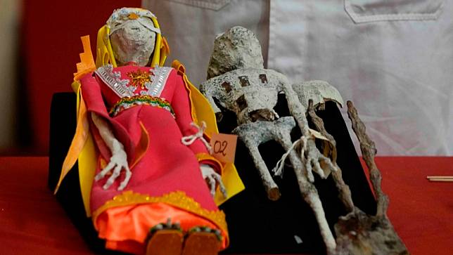 祕魯法醫鑑識專家強調這兩具「迷你外星人」只是用動物骨頭和紙漿組成的娃娃。美聯社