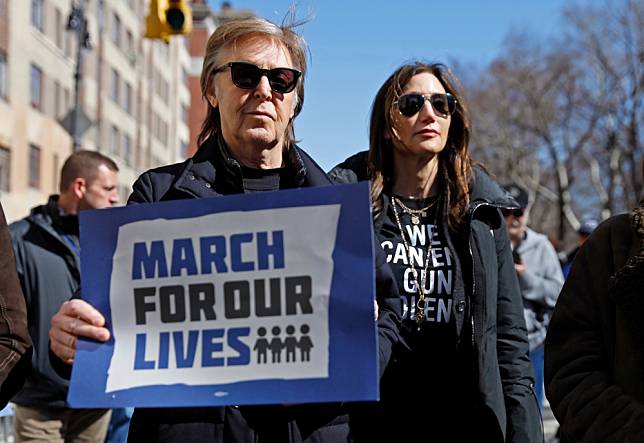 披頭四合唱團成員保羅‧麥卡尼參與美國學生發起的反槍枝暴力遊行活動。（湯森路透）