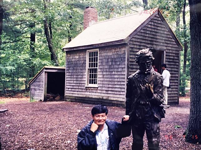 華爾騰湖畔樹林裡的亨利·梭羅塑像和他的小屋。