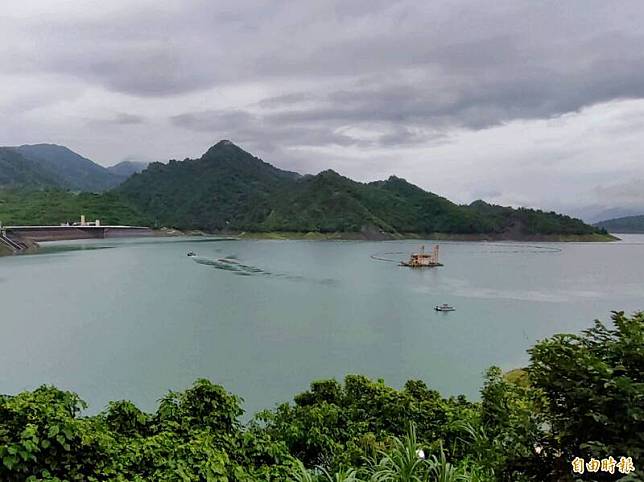 上游連日降雨，為曾文水庫補水，連同烏山頭水庫的合計有效蓄水量已超過3億立方米。(記者吳俊鋒攝)