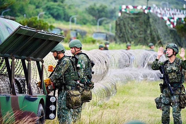 陸軍機步269旅於「三軍聯合作戰訓練測考」期間搭設蛇腹型鐵絲網。（陸軍機步269旅提供）