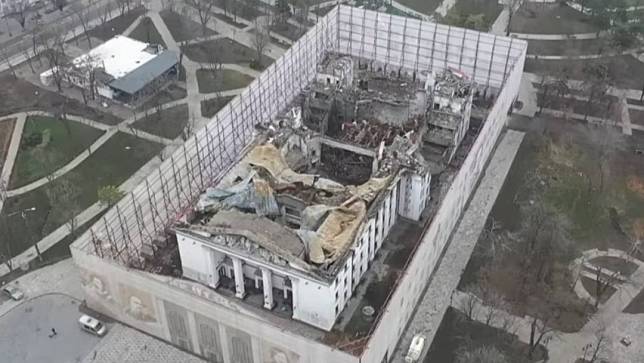 俄羅斯2022年3月16日轟炸烏東馬立波大劇院，並在佔領當地後將劇院廢墟圍封。路透社