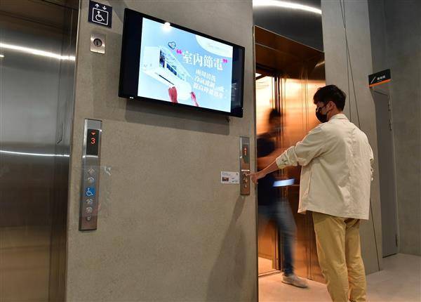 工研院表示，「主動式紫外光表面殺菌電梯按鈕」能維持電梯按鈕的消毒清潔，而且已經率先於工研院內安裝使用。取自工研院