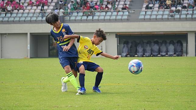 河堤FC(黃)比完YAMAHA CUP後就會去幫高大國光加油助威。（圖：台灣山葉提供）