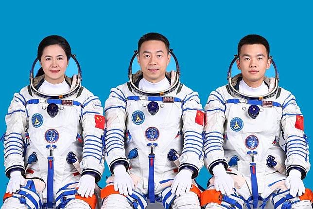 This photo shows Chinese astronauts Cai Xuzhe &copy;, Song Lingdong &reg; and Wang Haoze who will carry out the Shenzhou-19 spaceflight mission. (Xinhua)