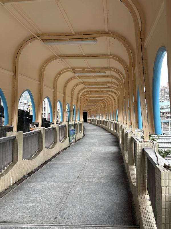 有「舒淇橋」稱號的基隆中山陸橋已有40餘年歷史，前市府考量陸橋老舊，原本有意拆除，經多次召開說明會，由於仍有通行需求，決定暫時保留，並以原色上漆、加強照明等修繕，延長使用壽命。中央社記者王朝鈺攝 113年12月23日