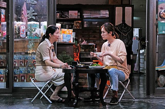 ▲小薰與現在接手的第三代孫媳婦賴淑真閒話家常，了解德安堂中藥房發展的歷程。