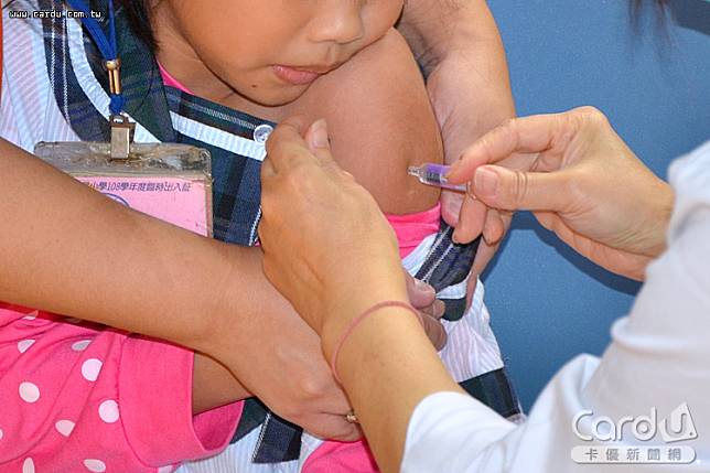 今年公費流感疫苗自11/15起分三階段施打，首批對象為國小至高中學生及醫事人員(圖/新北市政府　提供)