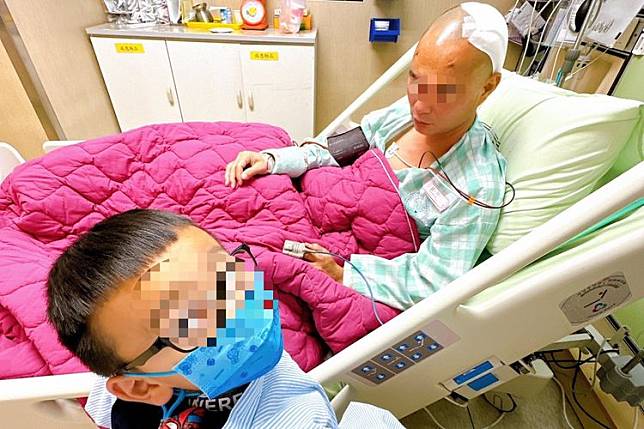 趙先生癌末接受化療，但保險公司認定無住院必要而拒賠，令他無法接受。家屬提供