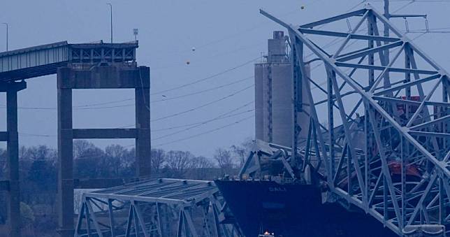 美國大橋遭貨櫃船撞垮「全線坍塌落水」　船員提前警告成「無名英雄」