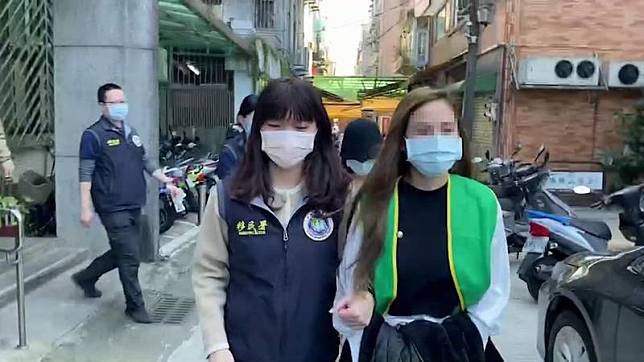 越南籍陳姓女子（前右）在桃園開設地下醫美診所， 還以抖音直播隆鼻等手術宣傳，基隆市專勤隊接獲檢 舉，日前持搜索票前往查緝，查獲陳女等共3人，詢 後依違反醫師法、入出國及移民法等罪嫌移送桃園地 檢署偵辦。 （讀者提供） 中央社記者王朝鈺傳真 111年3月2日