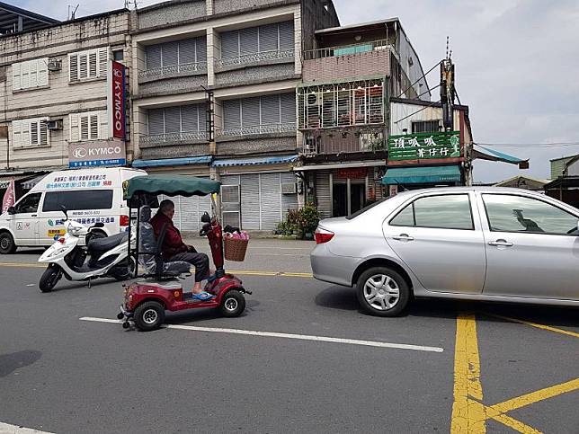 80歲老翁駕電動代步車叭叭走肇事是要負責的!