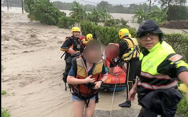 因八掌溪溢堤，現場農田積水如汪洋一片，救援人員以救生艇救出受困4人。(民眾提供)