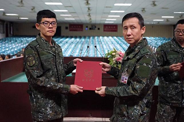 資通電軍副指揮官簡華慶（右）少將升任中將指揮官。（陸軍提供）