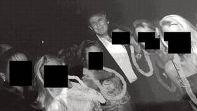 美國眾議院民主黨人此前公開艾普斯坦調查檔案中多張與川普有關的照片。路透社