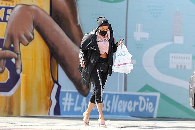 名模Nicole Murphy戴口罩現身洛杉磯街頭，洛城是全美率先發布口罩令的地區之一。（東方IC）