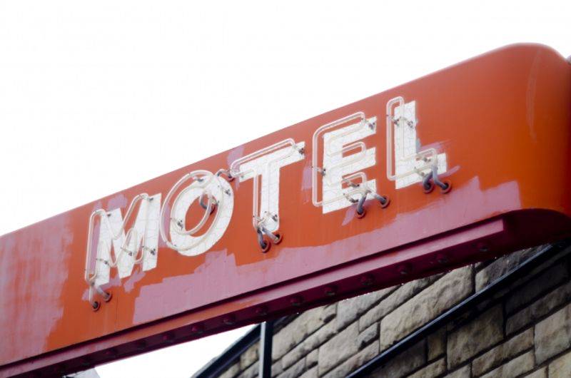 才新婚就偷吃　人夫帶小三摩鐵開房見「一設備」揪多人同歡 | 鏡週刊 | LINE TODAY