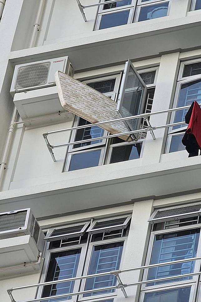 皇后山邨有住戶把床褥晾在單位外牆疑似晾曬。(網民Mandy Lau@FB群組「粉嶺皇后山關注組」)