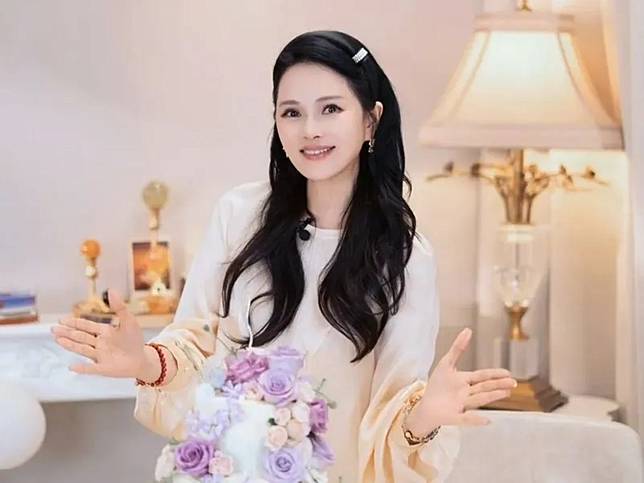 伊能靜曝「台灣百貨公司櫃姐稱沒中國遊客變冷清」。（翻攝自微博）