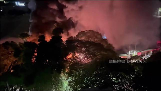 五股鐵皮工廠晚間竄火，燃燒約500平方公尺。圖／翻攝自我是五股人臉書