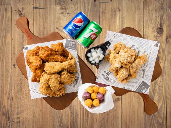 bb.q CHICKEN首次在台推出炸雞聯名套餐，以廣受韓式炸雞控喜愛的招牌口味「bb.q黃金炸雞」，搭配包裹著香濃蜂蜜外皮酥脆的「蜂蜜蒜味炸雞」的半半炸雞組合與以鮮嫩多汁雞腿肉撒上雙重起司粉的「去骨起司炸雞」及人氣炸物「甜心QQ球」，原價1,036元，優惠組合價831元(圖片來源/bb.q CHICKEN)
