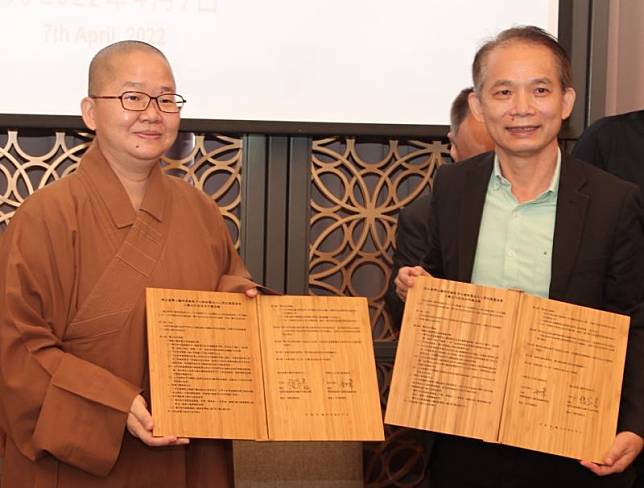 佛光山佛陀紀念館館長如常法師(左)與國立臺灣工藝研究發展中心主任張仁吉共同簽署合作備忘錄。