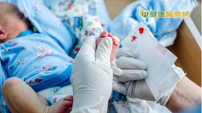 國民健康署補助21項新生兒先天性代謝異常疾病篩檢，其中有18項是罕見疾病，只要出生滿2天，採取微量腳跟血，就可以完成21項疾病篩檢。