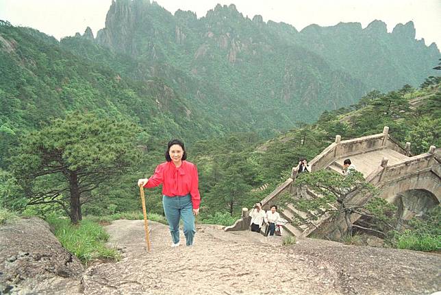 Qiong Yao is on the way to climb up Huangshan Mountain in east China's Anhui Province, June 20, 1992. (Xinhua/Xu Yiming)