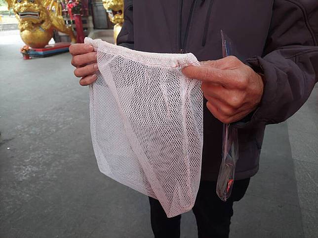 宜蘭羅東夜市名店阿灶伯，被質疑用洗衣袋裝中藥材燉湯，業者出面澄清，使用的是日本進口的耐熱袋。(民眾提供)