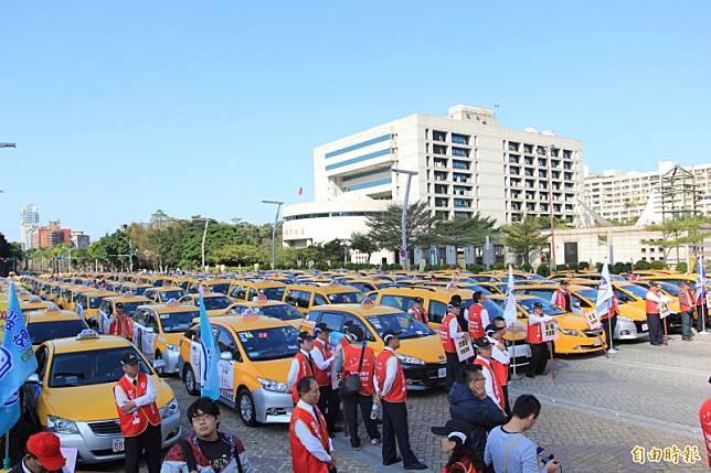 交通部將再修法，讓租賃業法人車輛免買計程車牌，能透過靠行模式成為計程車。(資料照，記者鄭瑋奇攝)