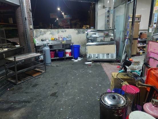 犯嫌以棍棒敲擊方式毀損被害人所經營米粉湯店內營業器具。（中和警分局提供）