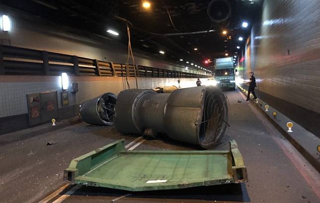 高雄港過港隧道上方鼓風機遭撞落。（記者許正雄翻攝）