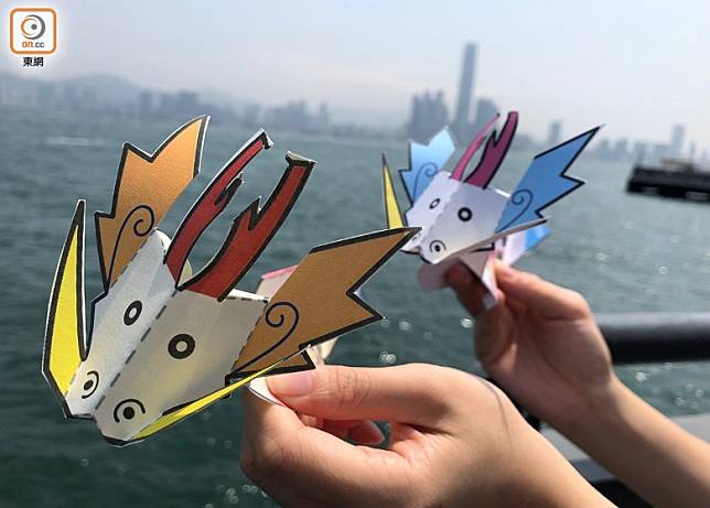 香港仔龍舟競渡大賽委員會今年設計了色彩斑斕的「紙龍舟」紙玩，並舉辦工作坊。（互聯網）  