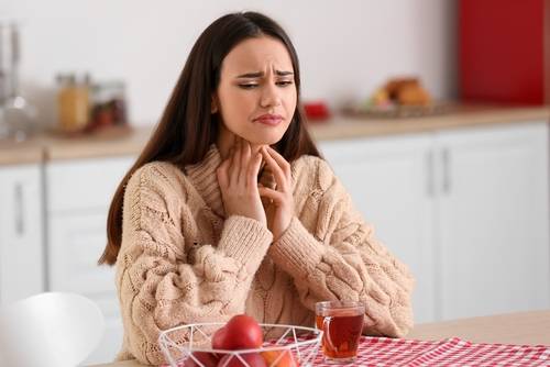 喉嚨卡卡、有異物感？竟是胃食道逆流！原因、症狀一次看！想改善就從「5進食習慣」開始