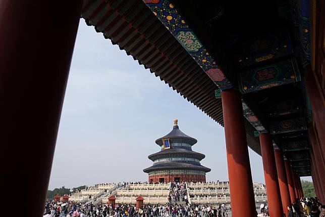 Tourists visit the Temple of Heaven, a heritage along the Beijing Central Axis, during the National Day holiday in Beijing, capital of China, Oct. 5, 2024. (Xinhua/Ju Huanzong)