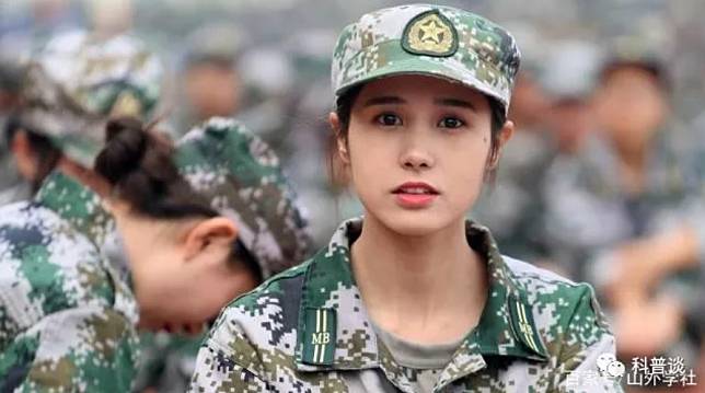 中國一名女大生的軍訓照在網路上瘋傳，引起外界討論。   圖：翻攝自微信