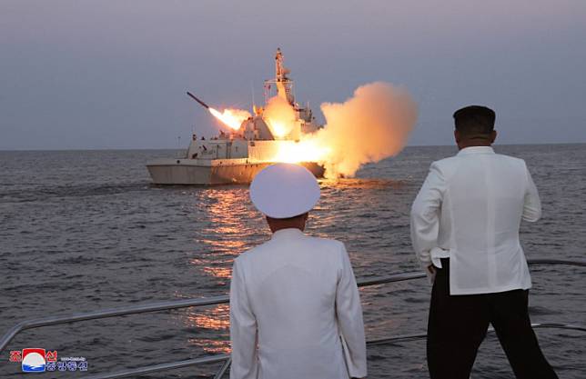 北韓宣稱所屬警衛艦成功發射戰略巡航導彈命中目標。但南韓稱應只是艦對艦導彈，且未命中靶標。 圖：翻攝朝中社