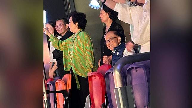 李嘉誠到啟德體育園觀看五月天演唱會