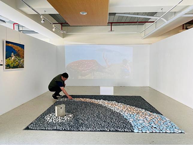 曹松清最新創作之一《光之物語》是首次嘗試的表現手法，以1500顆石頭延伸《陽光下的藍眼淚》到立體的大型作品。   圖：淡水古蹟博物館提供