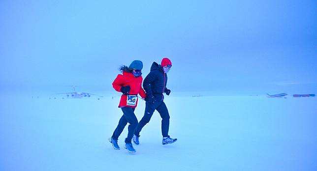 World Marathon Challenge 第二站在南極洲的 Novo，面對冰天雪地的美景，阿植及 Nicole 坦言跑得十分辛苦，但最終仍能成功完成，十分難忘。（相片提供:：World Marathon Challenge）