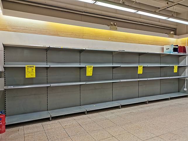 ▲香港許多超市的貨架上，衛生紙都已被搶購一空。（圖／翻攝巴打絲打粉專）