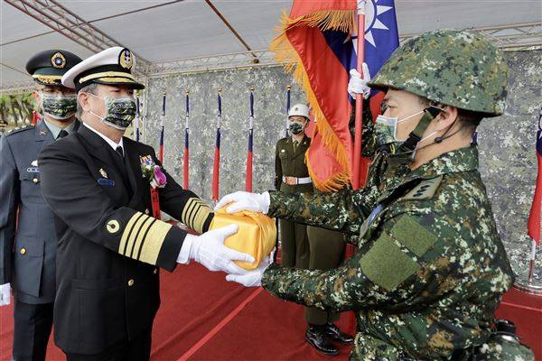 黃總長主持陸軍步兵109旅編成典禮，為編成單位授旗、授印。（軍聞社記者李忠軒攝）